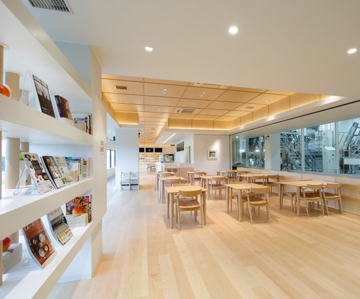 本が飾られた、落ち着いた店内