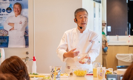 落合シェフによる調理の実演の様子
