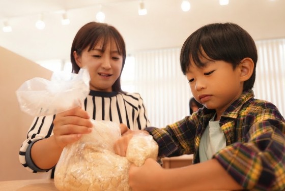 みそ仕込み体験の様子