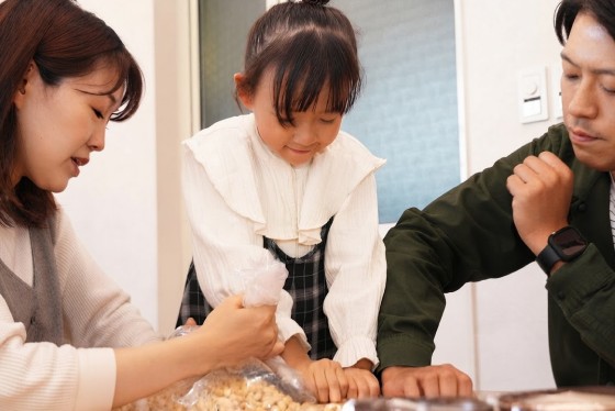 みそ仕込み体験の様子