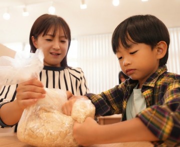 みそ仕込み体験の様子